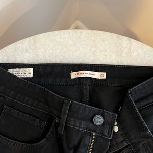 Women’s Black Levi Jeans